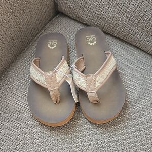 NWT C&C California Tan and Cream Flip Flop Sandals